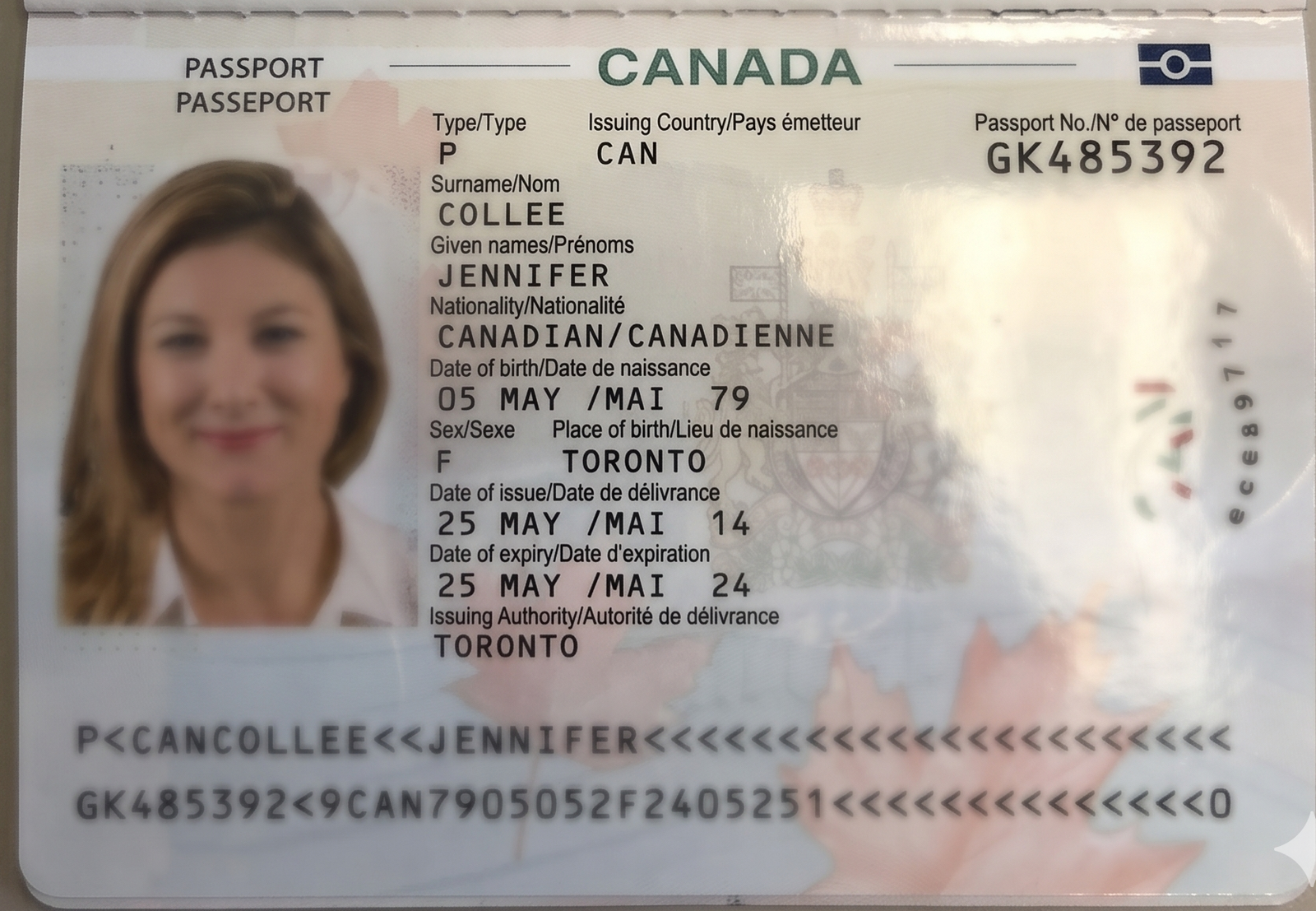 Reisepass-Fotoseite mit Lichtreflexion, die die Passnummer verdeckt